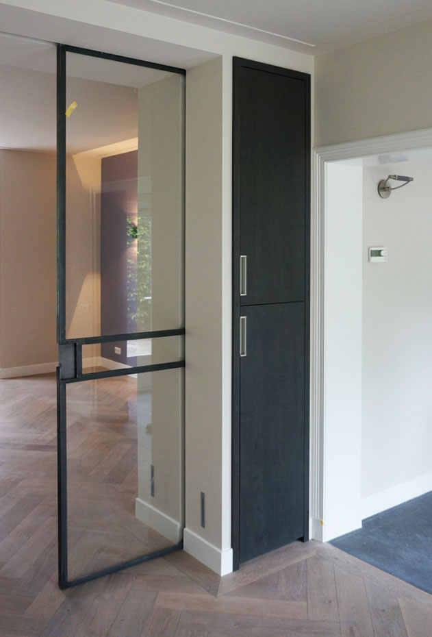 Villa Aerdenhout: Moderne en-suite separatie met stalen schuifdeur.