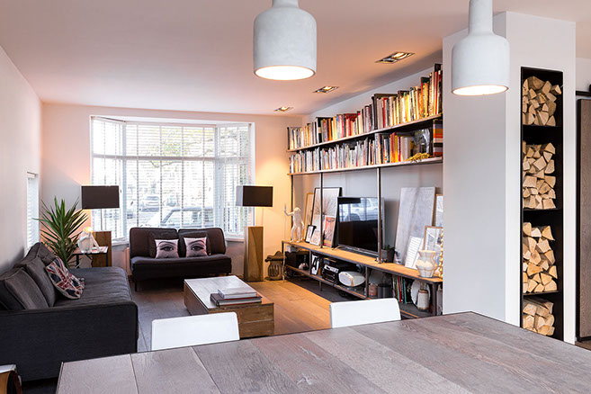 Woonhuis Amsterdam: Doorgetrokken houten vloer als een geheel.