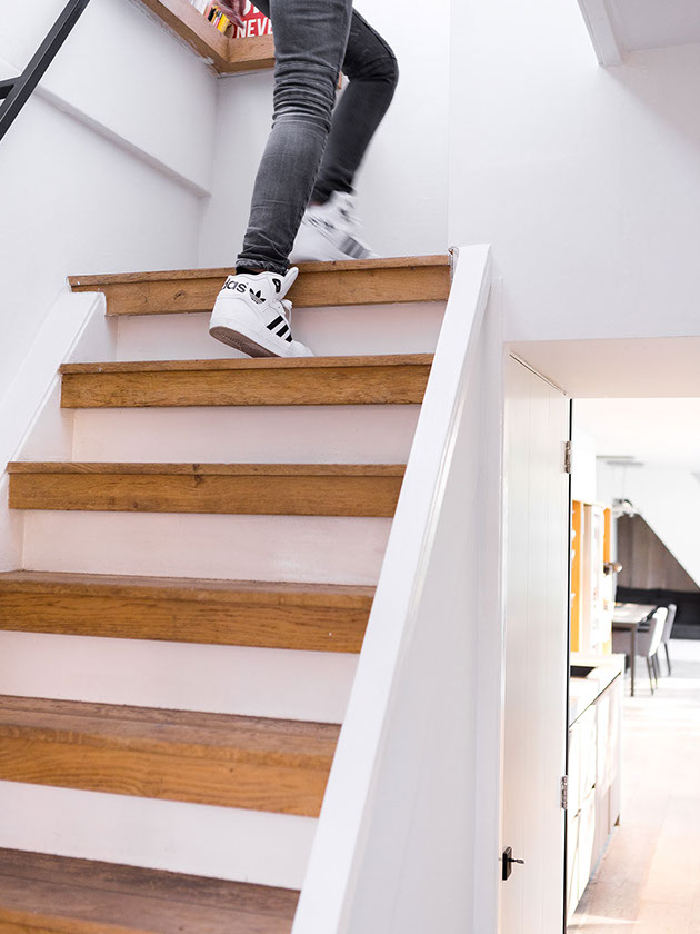 Woonhuis Amsterdam: Strakke afwerking van wand en plafond.