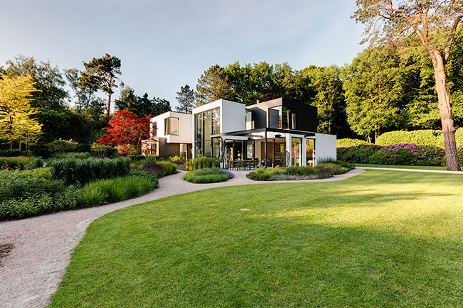 Woonvilla Huizen: Maatwerk kozijnen en deuren, gecertificeerd geplaatst.