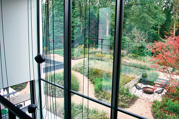 Woonvilla Huizen: Royale woon- en eetruimte met zicht op de tuin.