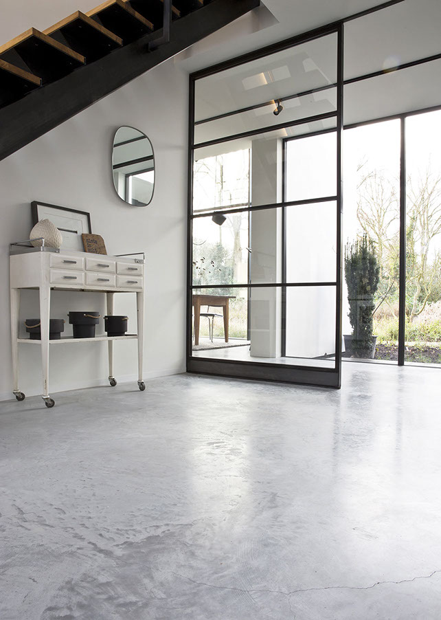 Woonvilla Huizen: Grote aluminium kozijnen laten het licht naar binnen.